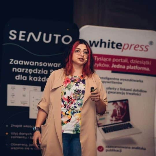 Ewelina Podrez-Siama podczas wystąpienia na SEO&Content Camp