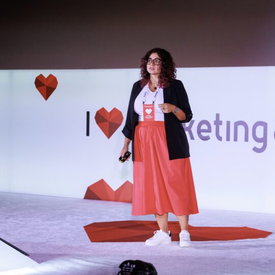 Ewelina Podrez-Siama na scenie I♥Marketing & Technology w Poznaniu